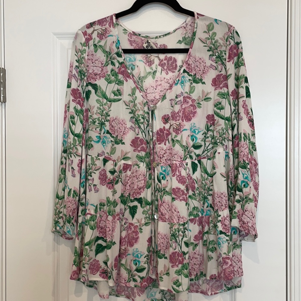 Beautiful flowy and floral top.